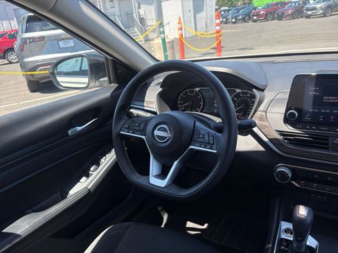 Used 2025 Nissan Altima 2.5 SV FWD image 34