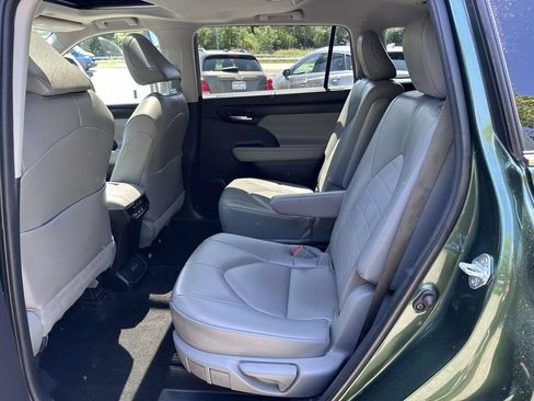 Used 2023 Toyota Highlander XLE AWD/4WD image 13
