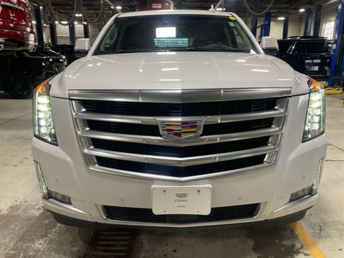Used 2020 Cadillac Escalade Premium Luxury image 2