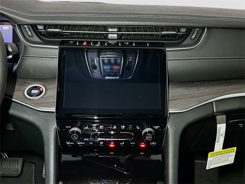 New 2025 Jeep Grand Cherokee Limited w/ Luxury Tech Group II image 8