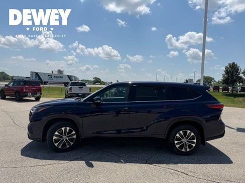 Used 2022 Toyota Highlander XLE AWD/4WD image 5