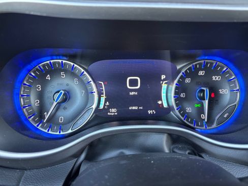 Used 2024 Chrysler Pacifica Touring-L FWD image 38