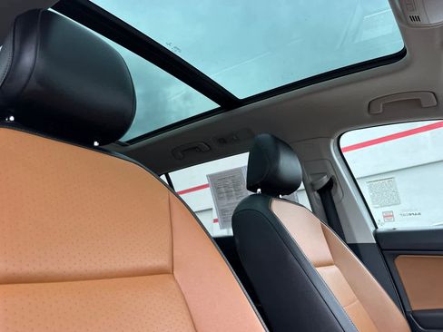 Used 2018 Volkswagen Tiguan SE w/ Panoramic Sunroof Package image 19