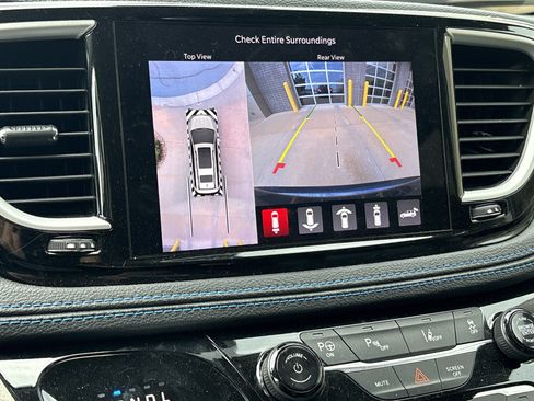 Used 2021 Chrysler Pacifica Touring-L FWD image 25