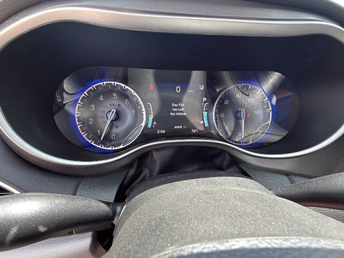 Used 2024 Chrysler Pacifica Touring-L FWD image 25