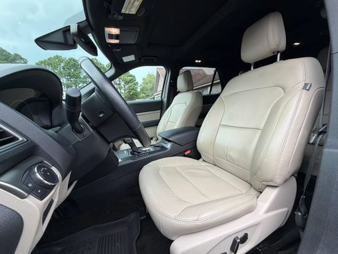 Used 2018 Ford Explorer XLT w/ Equipment Group 202A FWD image 9