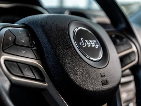 Used 2020 Jeep Cherokee Latitude Plus image 25