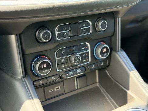Used 2022 Chevrolet Suburban LT w/ Luxury Package AWD/4WD image 17