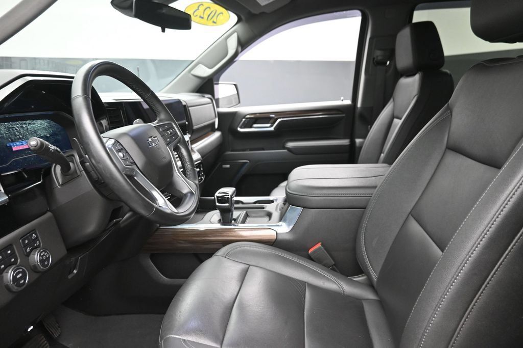 Used 2023 Chevrolet Silverado 1500 LT Trail Boss w/ LT Trail Boss Premium Package AWD/4WD image 16