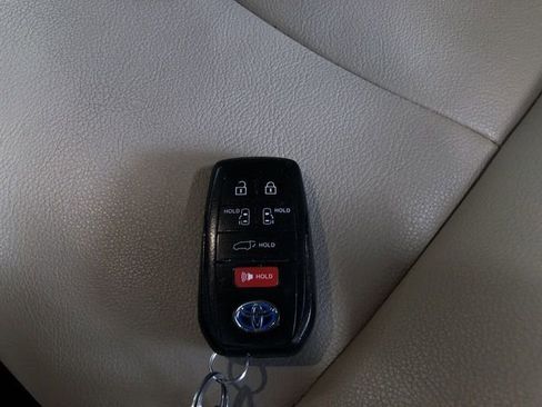 Used 2023 Toyota Sienna XLE image 33