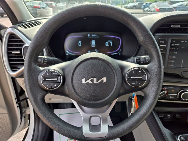 Used 2025 Kia Soul LX w/ LX Technology Package FWD image 32