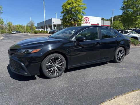 Used 2024 Toyota Camry SE image 2