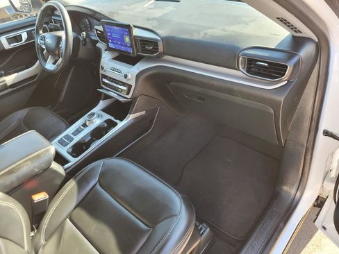 Used 2024 Ford Explorer XLT w/ Equipment Group 202A image 9