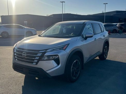 Used 2024 Nissan Rogue SV image 1