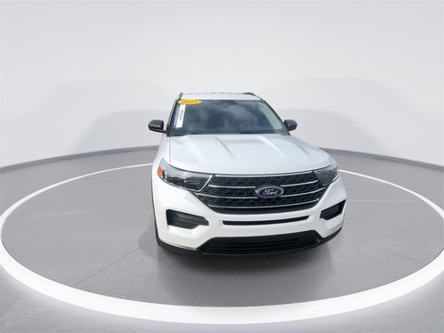 Used 2023 Ford Explorer XLT image 3