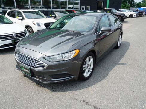 Used 2018 Ford Fusion SE FWD image 2