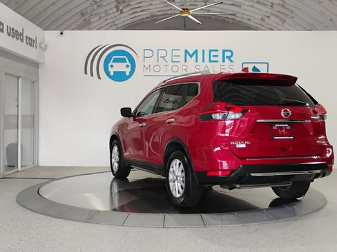 Used 2017 Nissan Rogue SV image 3