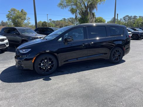 New 2026 Chrysler Pacifica Select image 4