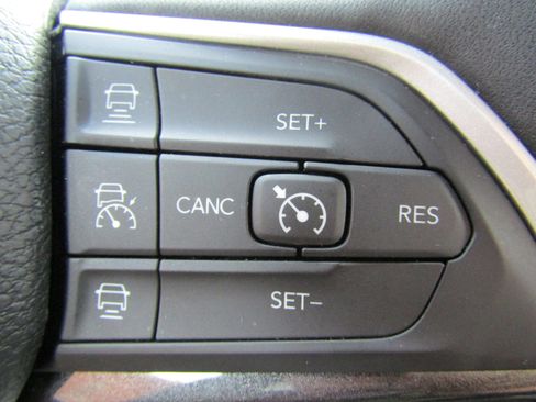 Used 2023 Jeep Grand Cherokee L Laredo image 23