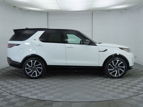 Used 2024 Land Rover Discovery Dynamic SE image 4