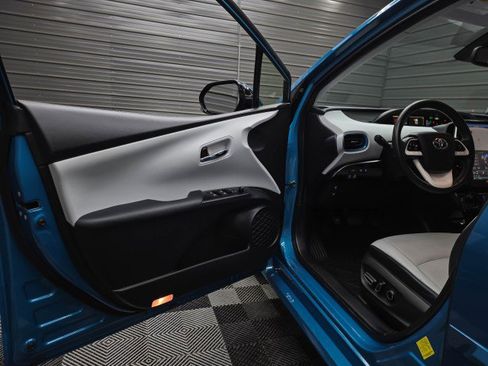 Used 2017 Toyota Prius Prime Premium FWD image 31