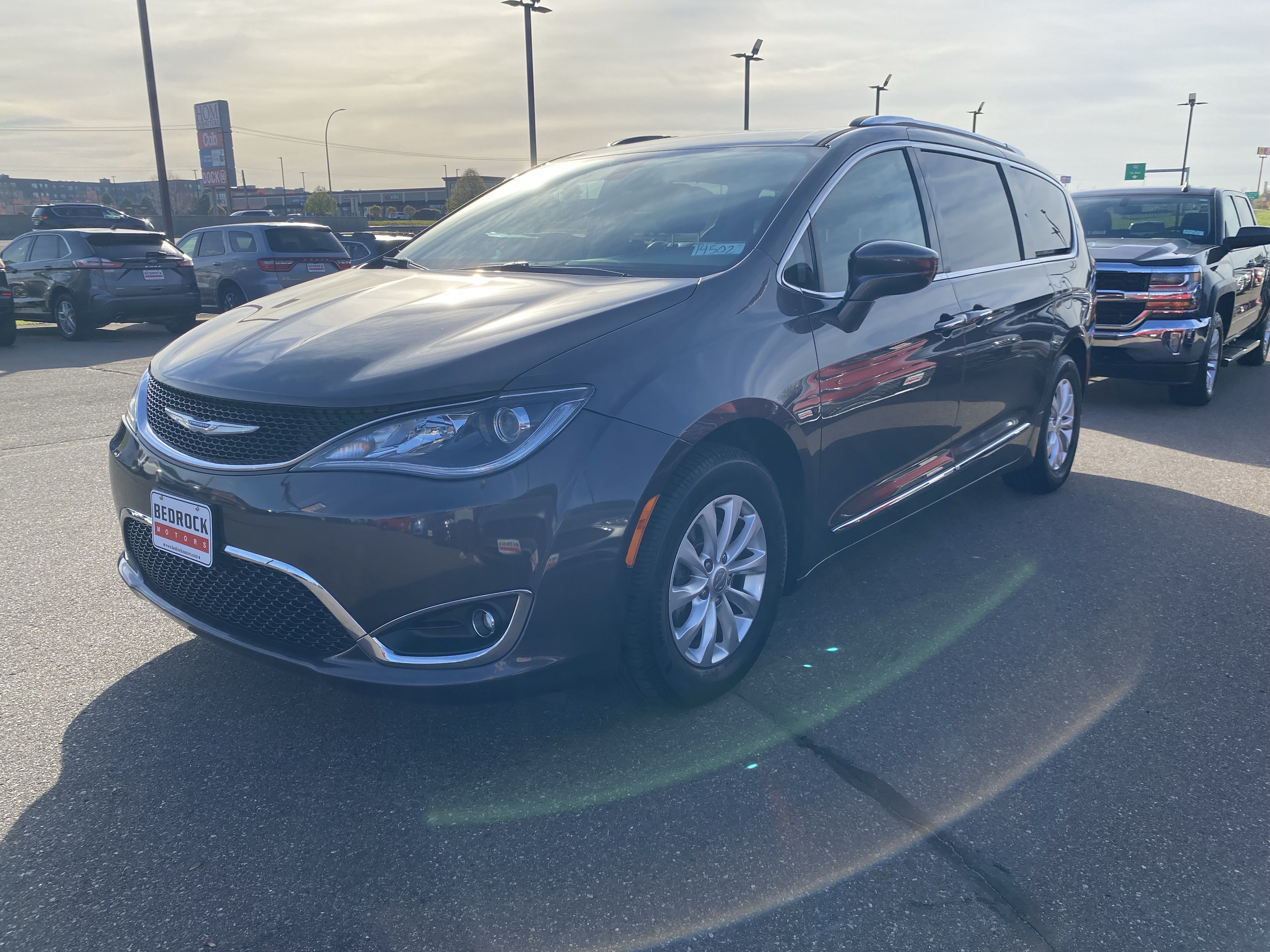 Used 2018 Chrysler Pacifica Touring-L FWD image 4