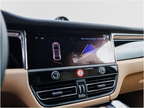 Certified 2025 Porsche Macan image 20