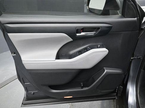 Certified 2020 Toyota Highlander XLE image 11