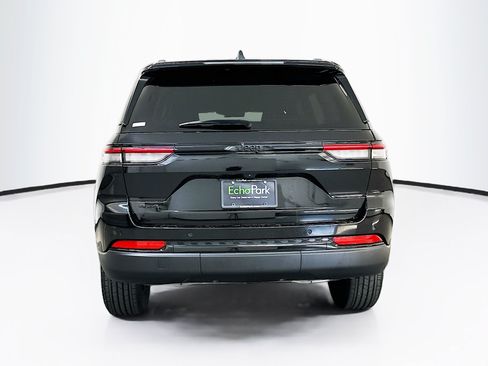 Used 2025 Jeep Grand Cherokee Altitude AWD/4WD image 7