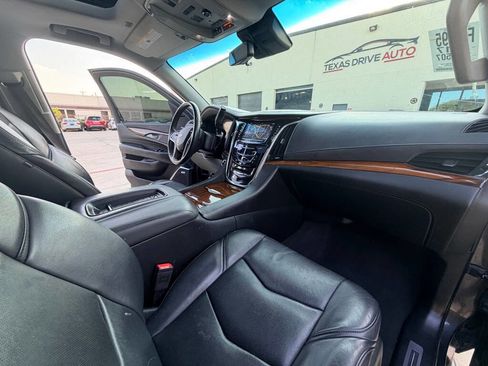 Used 2017 Cadillac Escalade Luxury image 28