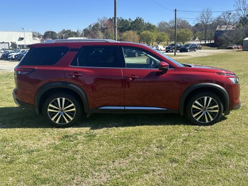 Used 2022 Nissan Pathfinder Platinum w/ Cargo Package image 4
