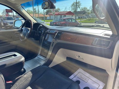 Used 2014 Cadillac Escalade Platinum AWD/4WD image 34