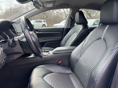 Used 2021 Toyota Camry SE image 2