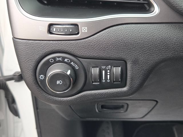 Used 2021 Jeep Cherokee Latitude Plus FWD image 19