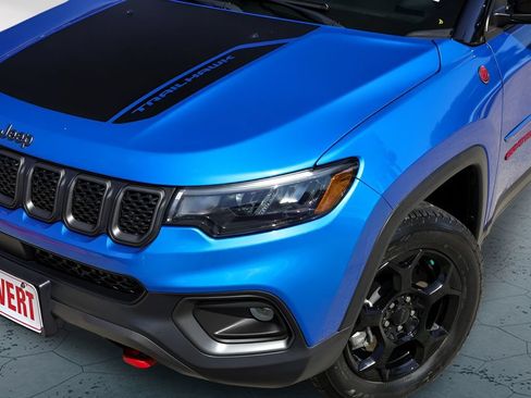 Used 2023 Jeep Compass Trailhawk w/ Trailhawk Convenience Group AWD/4WD image 3