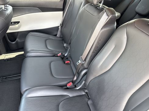 Used 2024 Kia Carnival LX image 9