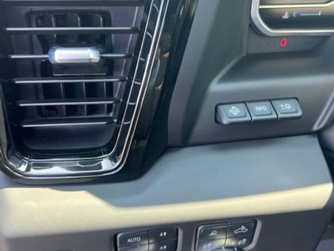 Used 2022 GMC Sierra 1500 AT4 w/ AT4 Premium Package AWD/4WD image 19