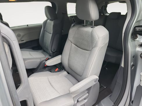 Used 2021 Toyota Sienna LE FWD image 13