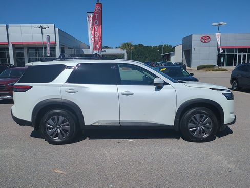 Used 2025 Nissan Pathfinder SV w/ SV Premium Package FWD image 2