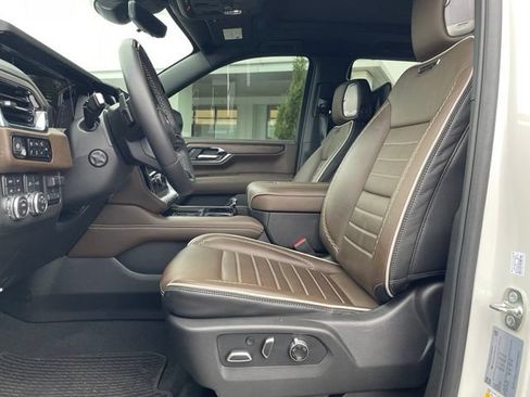 Used 2025 GMC Yukon Denali Ultimate AWD/4WD image 10