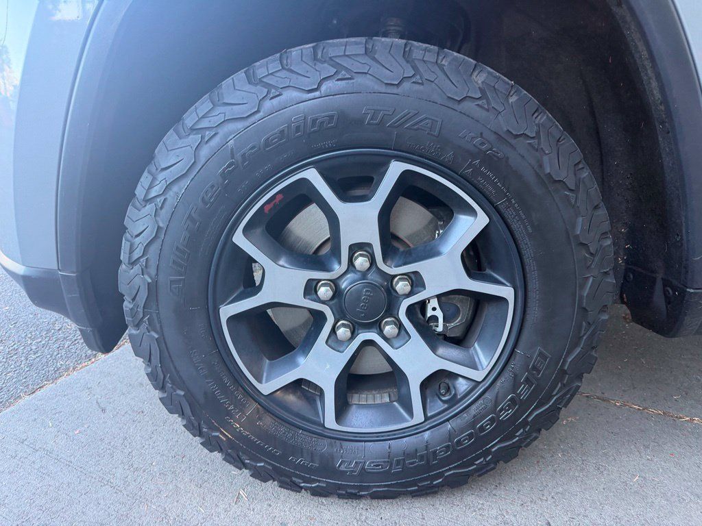 Used 2017 Jeep Grand Cherokee Laredo AWD/4WD image 10