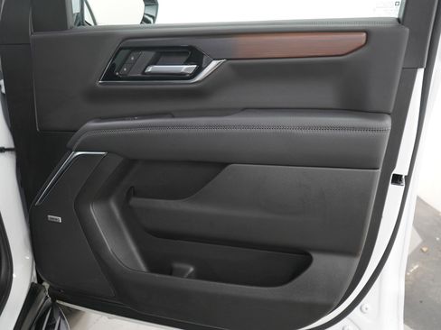 Used 2025 GMC Yukon XL Denali AWD/4WD image 13