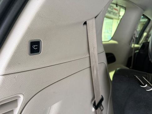 Used 2020 Chrysler Pacifica Touring-L FWD image 28