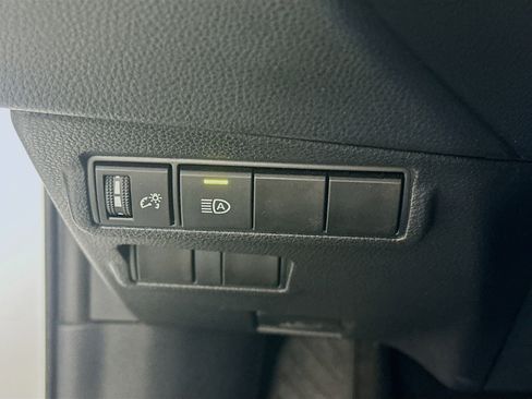 Used 2025 Toyota Corolla Cross XLE image 17