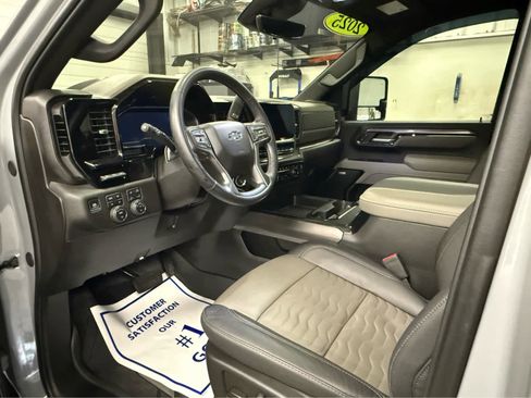 Used 2025 Chevrolet Silverado 2500 ZR2 w/ Technology Package image 9