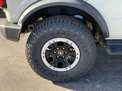 New 2025 Ford Bronco Outer Banks w/ Sasquatch Package