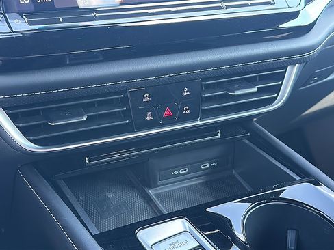 Used 2024 Volkswagen Atlas Cross Sport SE image 33