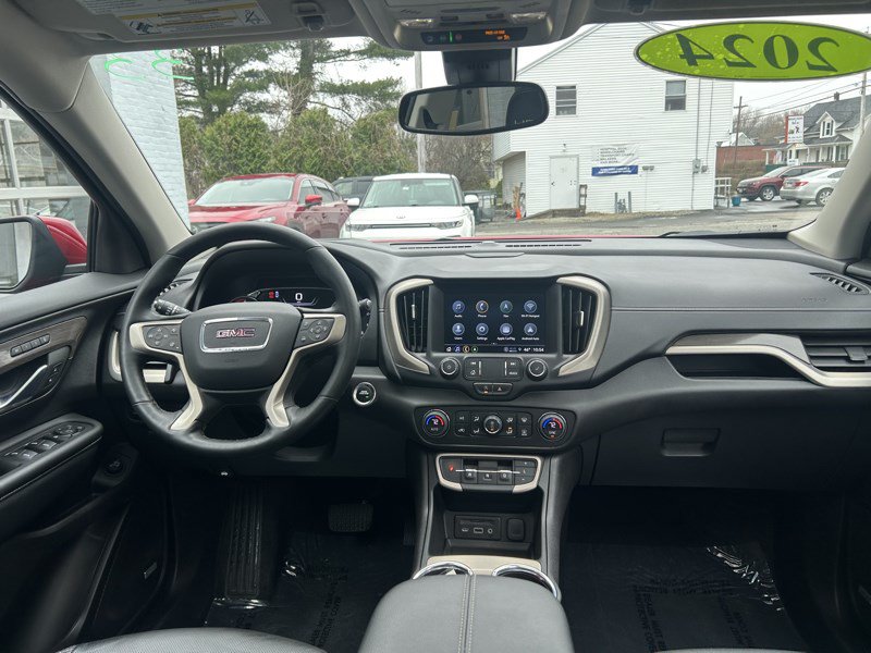 Used 2024 GMC Terrain Denali w/ Denali Premium Package AWD/4WD image 9