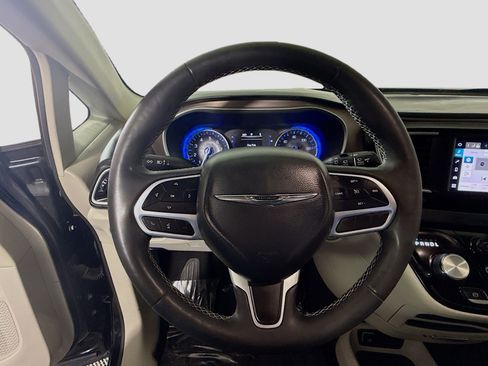 Used 2023 Chrysler Voyager LX image 13