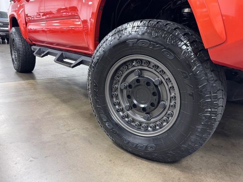 Used 2017 Toyota Tacoma TRD Sport AWD/4WD image 23